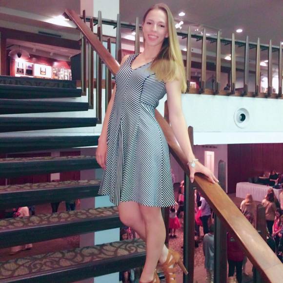 Meet your Posher, Alli - Picture 1 of 1